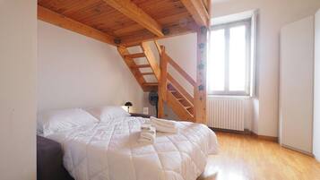Travel crib, free WiFi