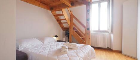 Travel crib, free WiFi