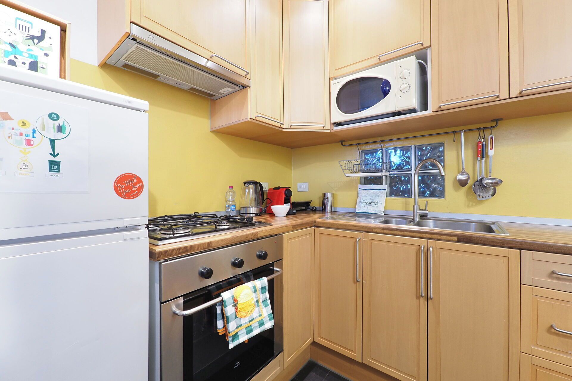Fridge, oven, stovetop, coffee/tea maker