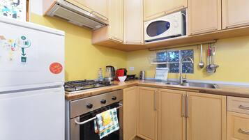 Fridge, oven, stovetop, coffee/tea maker