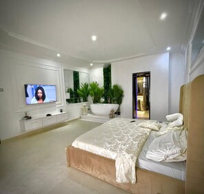 4 bedrooms, iron/ironing board, WiFi, bed sheets