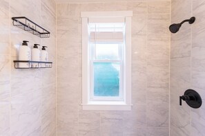 Haartrockner, Handtücher, Seife, Toilettenpapier