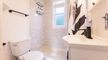 Haartrockner, Handtücher, Seife, Toilettenpapier