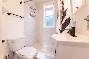 Hair dryer, towels, soap, toilet paper - Cozy 2-bedroom house in beautiful London with,close to WU and DT in a quiet pl (London)