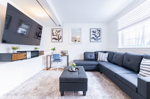 Cozy 2-bedroom house in beautiful London with,close to WU and DT in a quiet pl