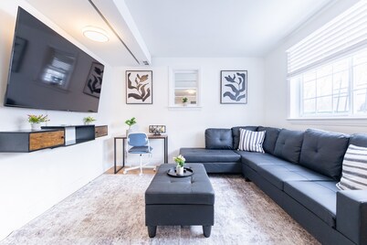 Cozy 2-bedroom house in beautiful London with,close to WU and DT in a quiet pl