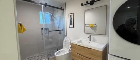 Douche, serviettes fournies, papier toilette