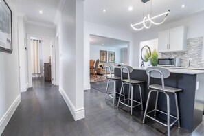 Interior - Niagara 3BR w/ Huge Deck, King Suite, EV Charger & 5-Car Parking (St. Catharines)
