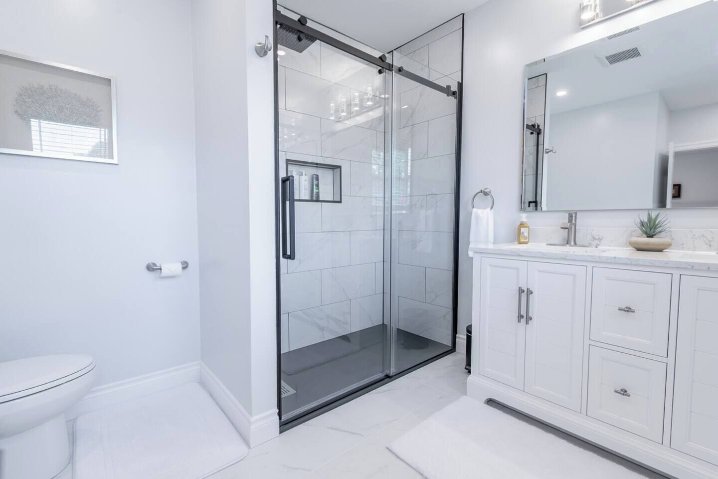 Douche, séchoir à cheveux, serviettes fournies, savon