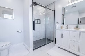 Shower, hair dryer, towels, soap - Niagara 3BR w/ Huge Deck, King Suite, EV Charger & 5-Car Parking (St. Catharines)