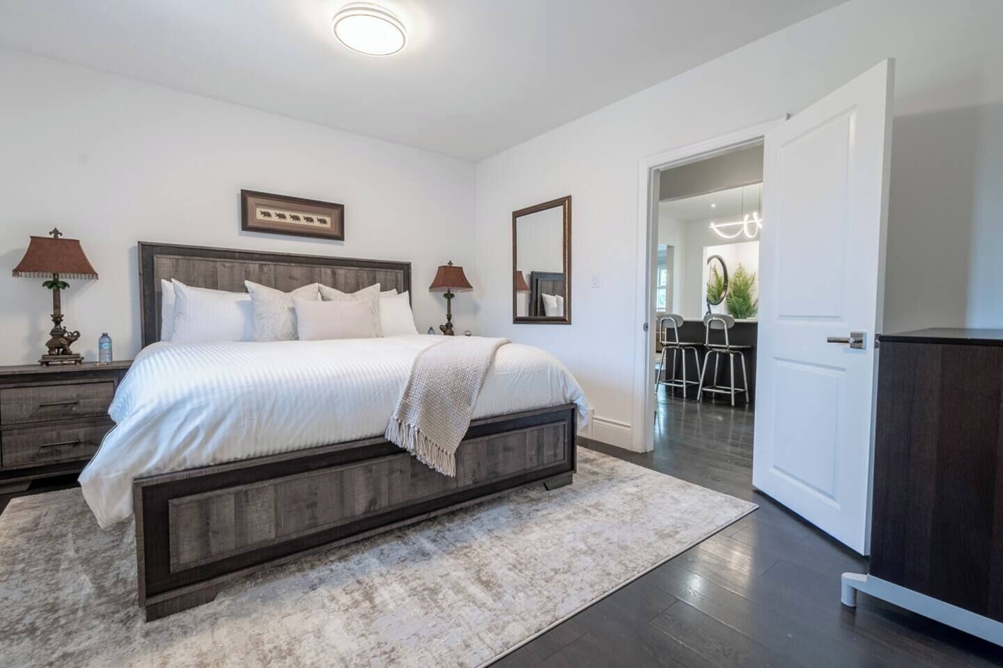 3 chambres, fer et planche à repasser, lit de bébé portatif