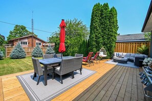 Outdoor dining - Niagara 3BR w/ Huge Deck, King Suite, EV Charger & 5-Car Parking (St. Catharines)