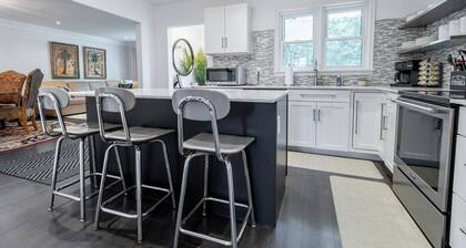 Niagara 3BR w/ Huge Deck, King Suite, EV Charger & 5-Car Parking