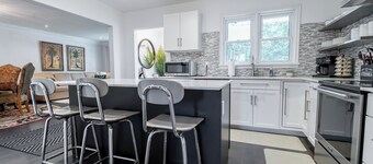 Niagara 3BR w/ Huge Deck, King Suite, EV Charger & 5-Car Parking