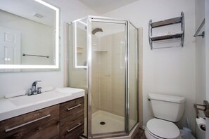 Dusche, Bidet, Handtücher, Seife