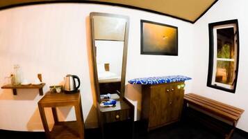 Deluxe Double Room, Patio, Garden View | Interior