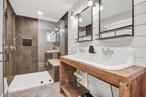 Een douche, een haardroger, handdoeken, shampoo