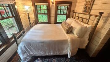 Desk, iron/ironing board, WiFi, bed sheets