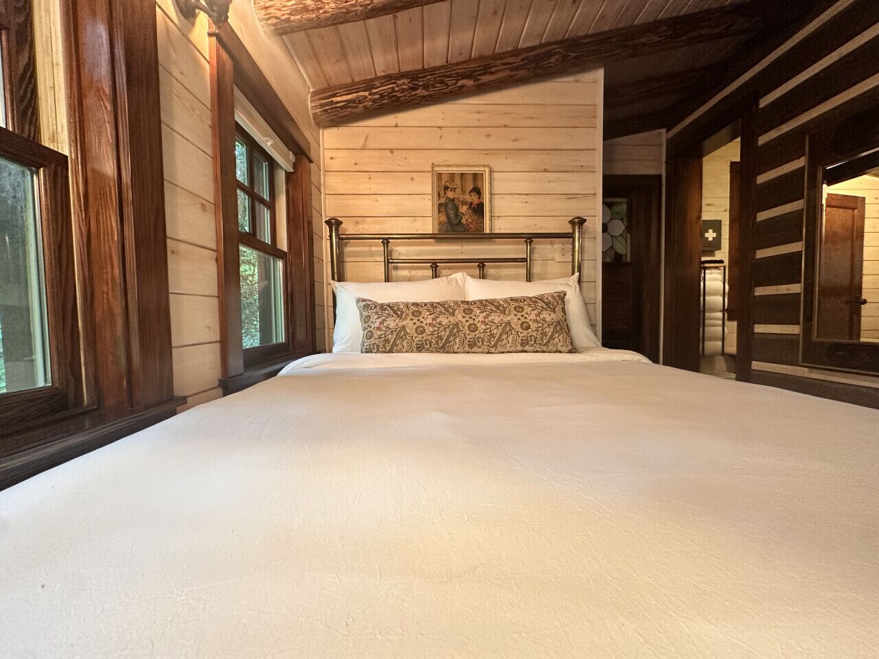 Een bureau, een strijkplank/strijkijzer, wifi, beddengoed