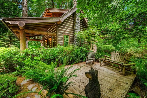 Creekside Fairytale Cabin Near Ferries to Seattle