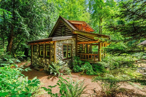 Creekside Fairytale Cabin Near Ferries to Seattle