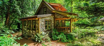 Creekside Fairytale Cabin Near Ferries to Seattle