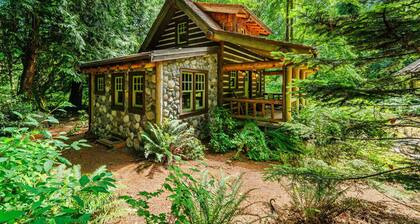 Creekside Fairytale Cabin Near Ferries to Seattle