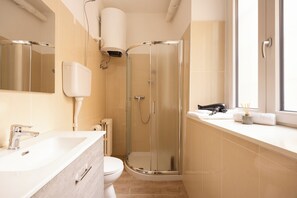 Suihku, hiustenkuivaaja, pyyhkeet, saippua