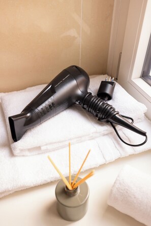 Suihku, hiustenkuivaaja, pyyhkeet, saippua