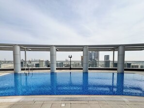 Outdoor pool - PVH - Burj Al Nujoom - Chic 2BR (Dubai)