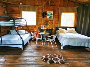 Ferros/tábuas de passar roupa, acesso à internet, roupa de cama