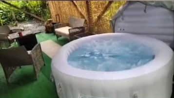 Tina de hidromasaje al aire libre
