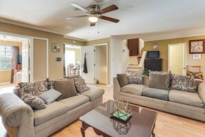 Télévision, cheminée, livres