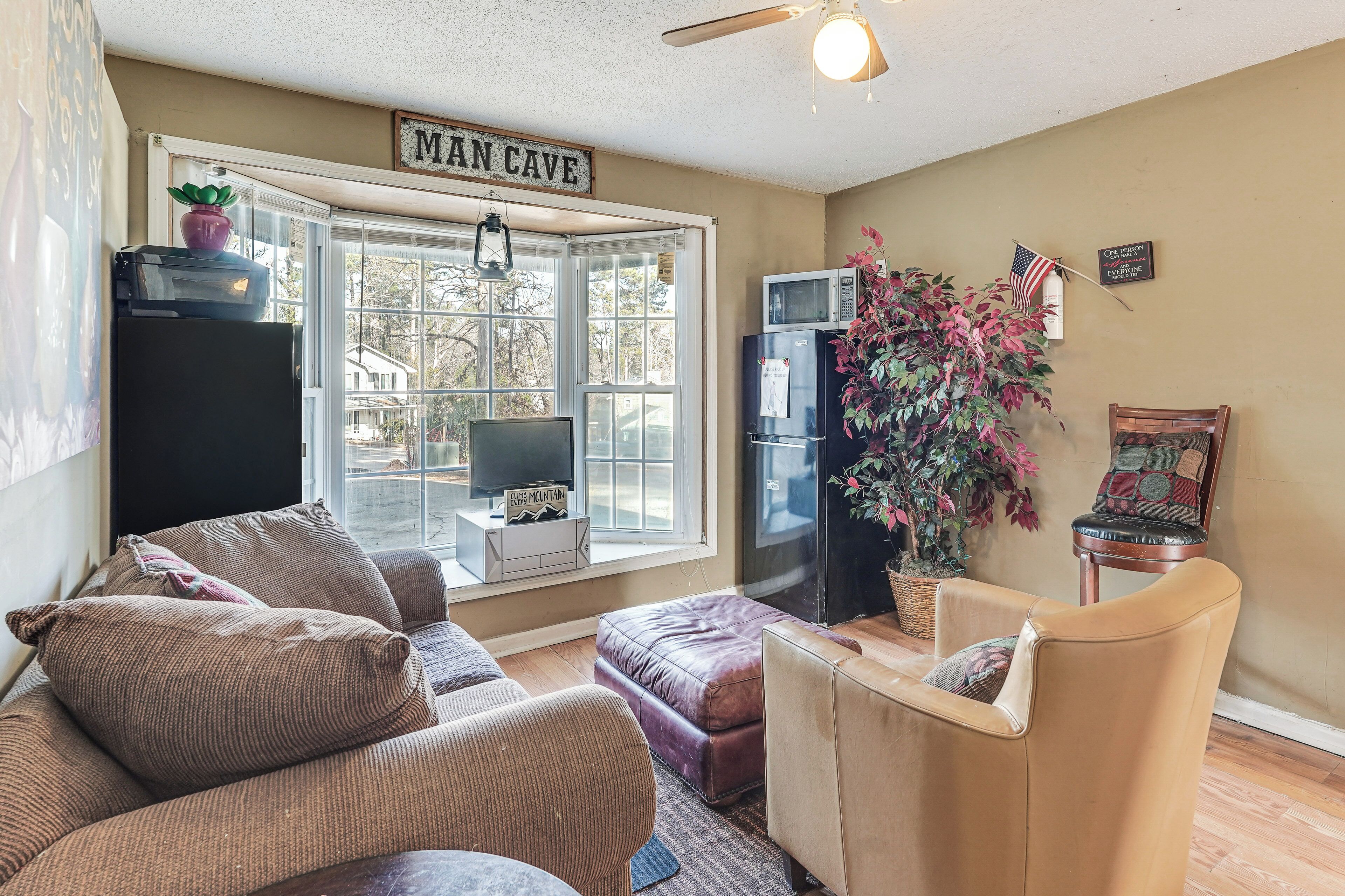 电视、壁炉、书