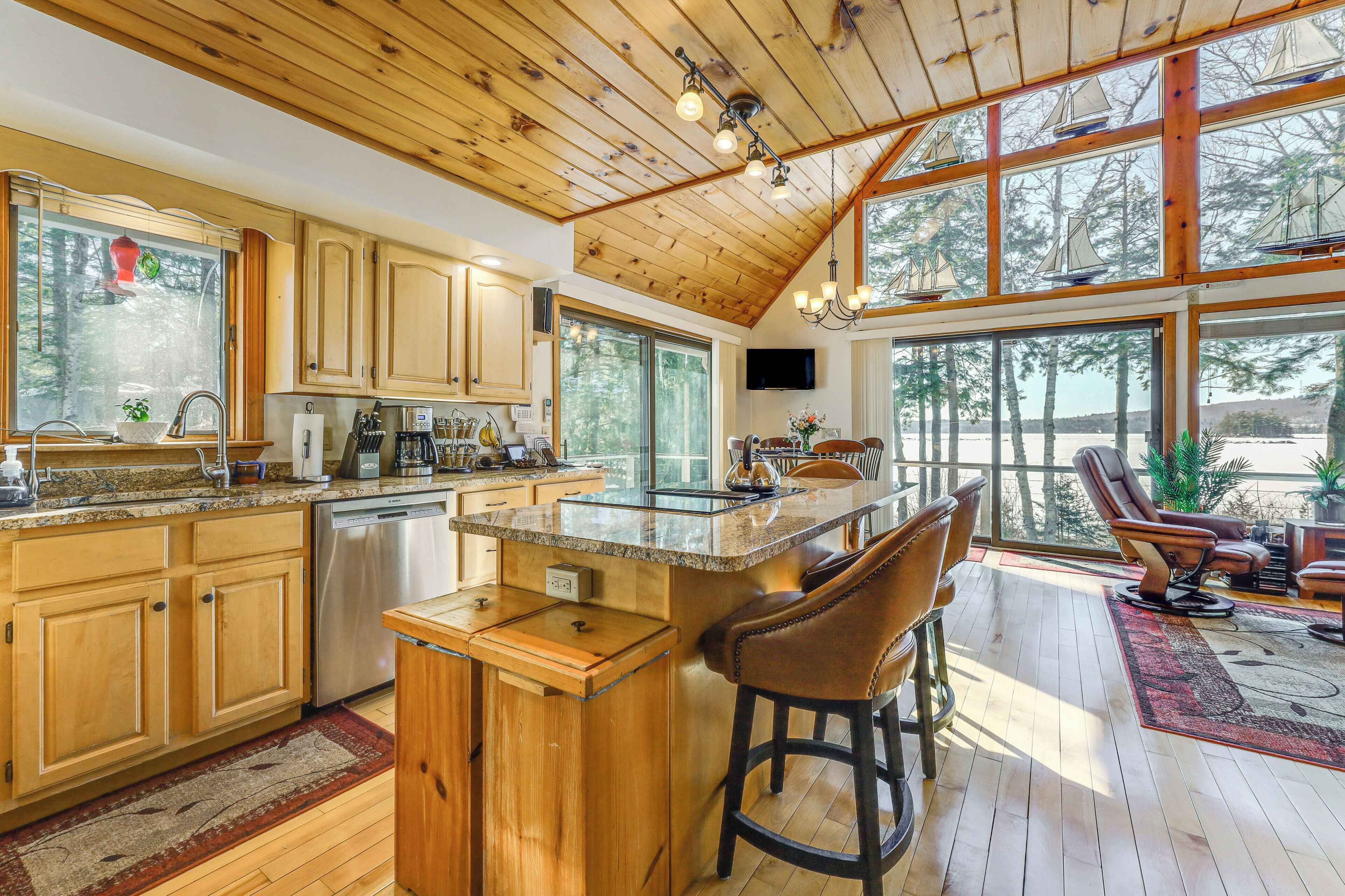 Jääkaappi, mikroaaltouuni, liesi, astianpesukone