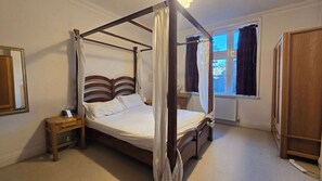 Iron/ironing board, Internet, bed sheets