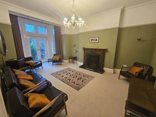 Spacious Harrow Hill Townhouse with Garden and EV