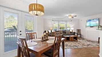 Signature Condo, 2 Bedrooms, Patio, Garden View | In-room dining