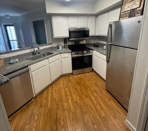 Signature Condo, 2 Bedrooms, Patio, Garden View | Private kitchen | Fridge, microwave, oven, stovetop - Colony Club R2 (Gulf Shores)