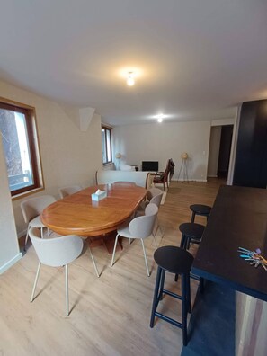 Dining - T4 - village center sleeps 6 comfortably (Samoëns)