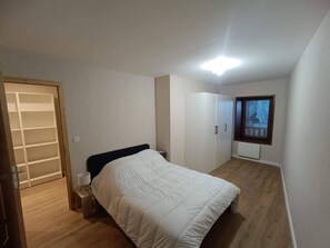 3 bedrooms, Internet, bed sheets - T4 - village center sleeps 6 comfortably (Samoëns)