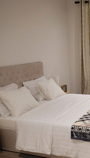 Een strijkplank/strijkijzer, internet, beddengoed