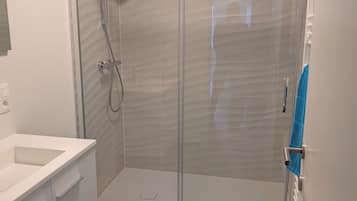 Sèche-cheveux, serviettes fournies, savon, papier toilette