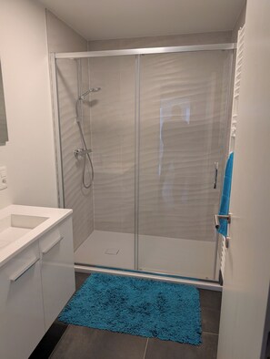 Hair dryer, towels, soap, toilet paper - Suite Deluxe Liège Guillemins (Liège)