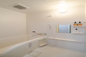 ヘアドライヤー、タオル、石鹸、トイレットペーパー