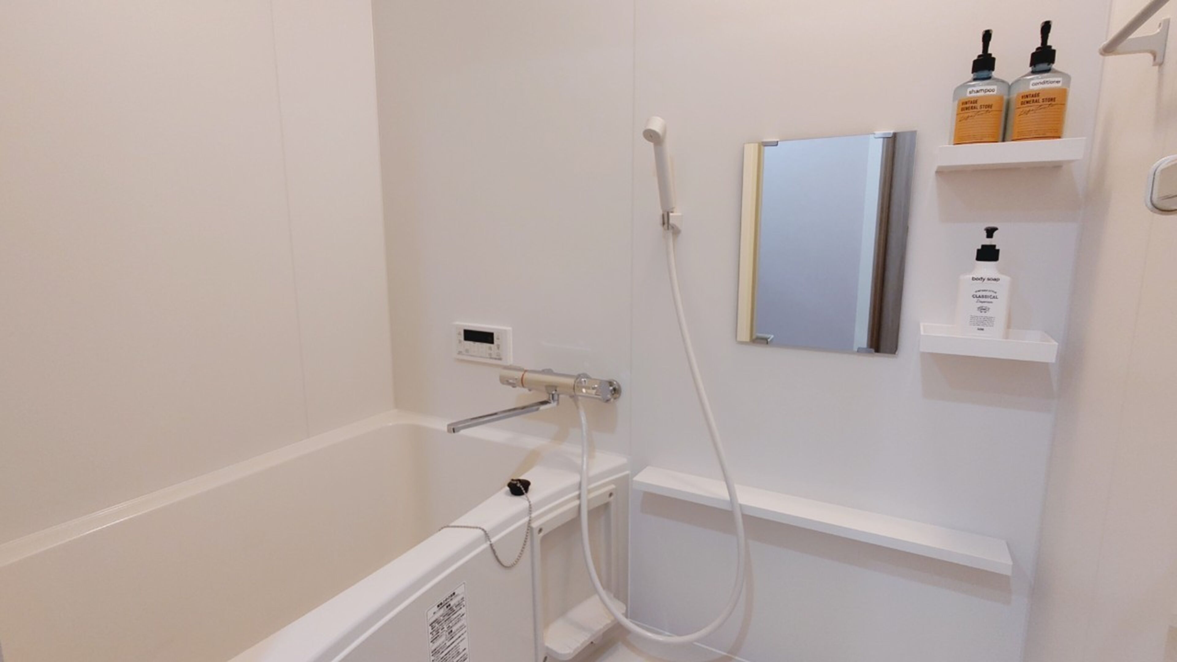 ヘアドライヤー、タオル、石鹸、トイレットペーパー