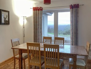 Dining - 4 bedroom accommodation in Drumnadrochit (Drunmnadrochit)
