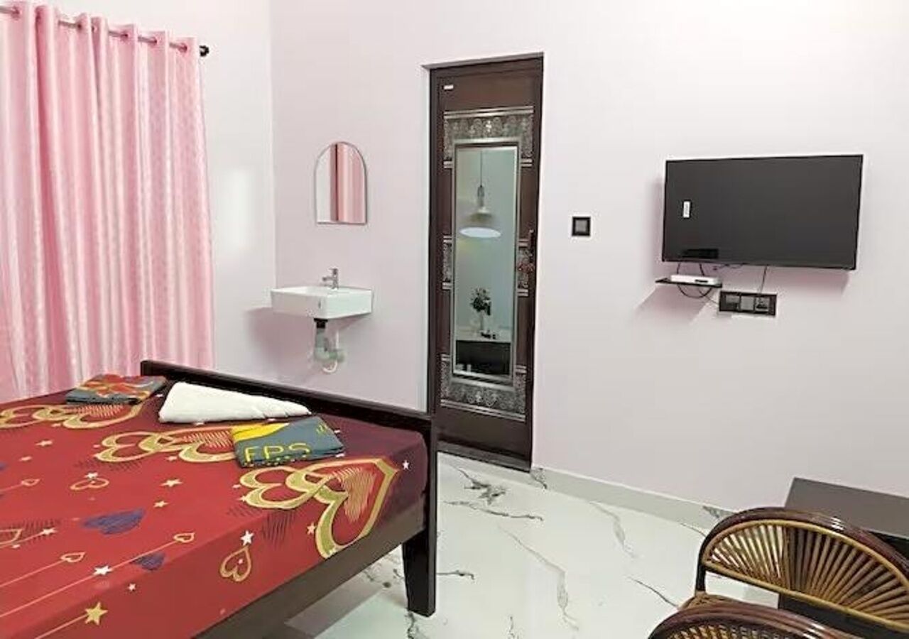 In-room safe, desk, bed sheets