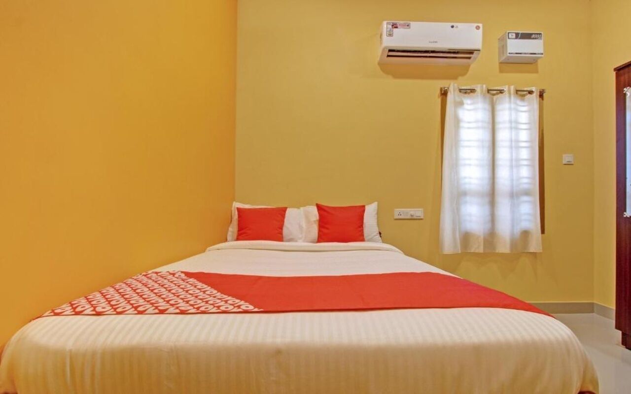 In-room safe, desk, bed sheets