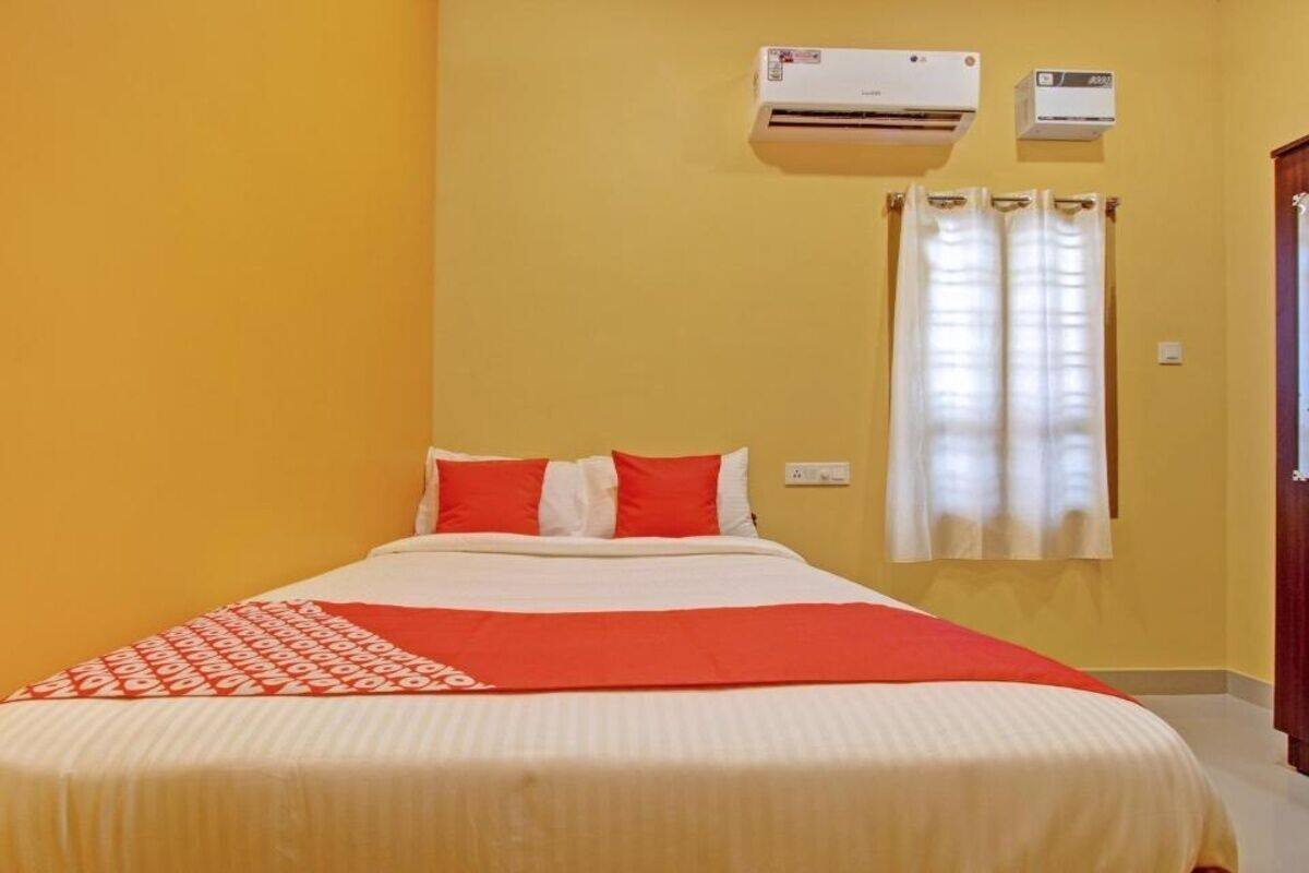 Villa | Una cassaforte in camera, una scrivania, lenzuola